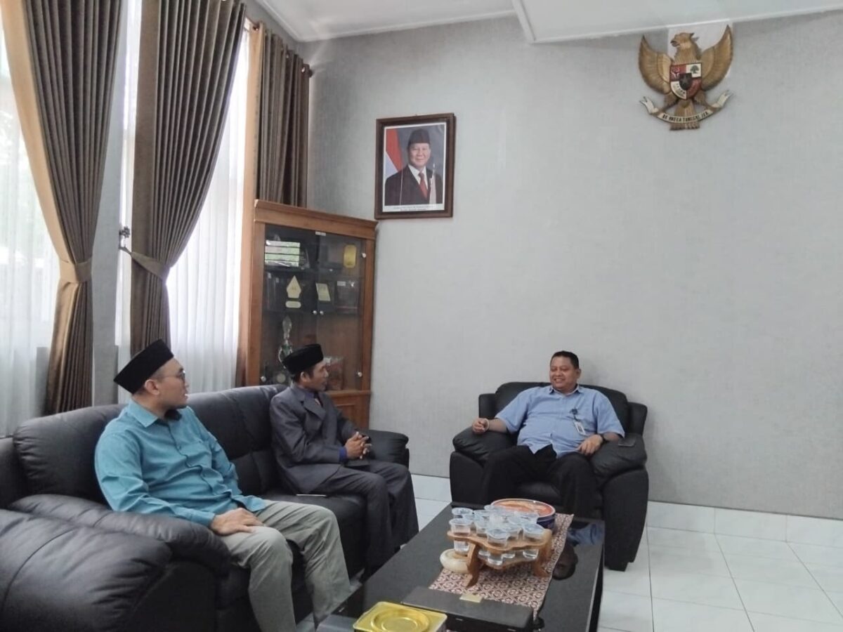 Penguatan SDM Pascasarjana UNUGIRI: Silaturahmi dan Diskusi Bersama Ketua Koperasi KAREB Bojonegoro
